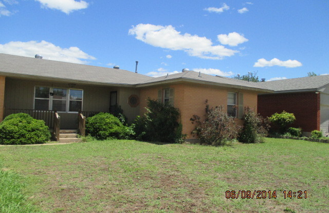 3 beds, 1.5 baths, $895