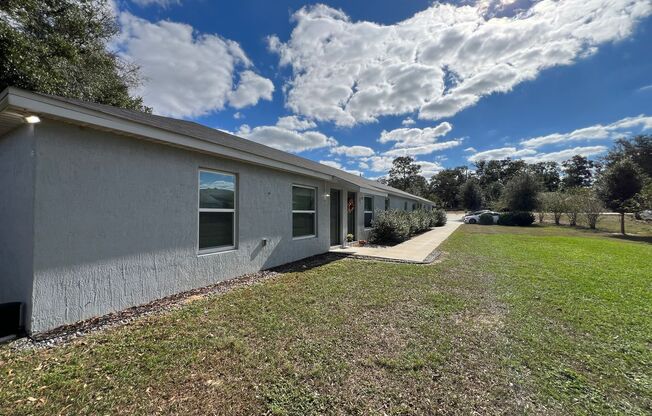 Charming 2 BD/2 BA Unit in Ocala!  END UNIT!