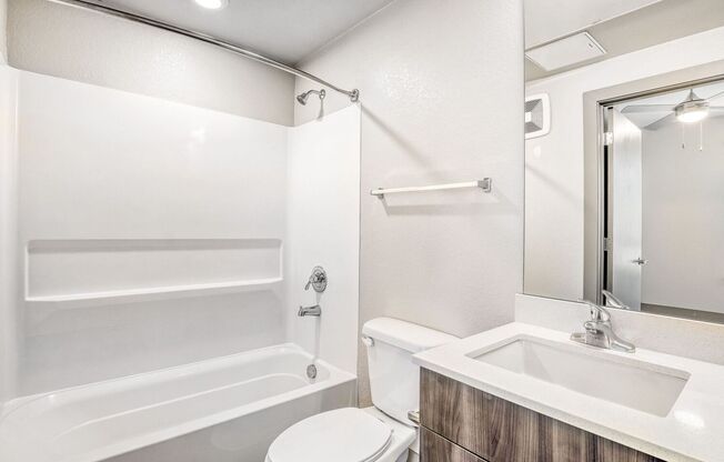 3 beds, 3 baths, 900 sqft, $2,400, Unit 300