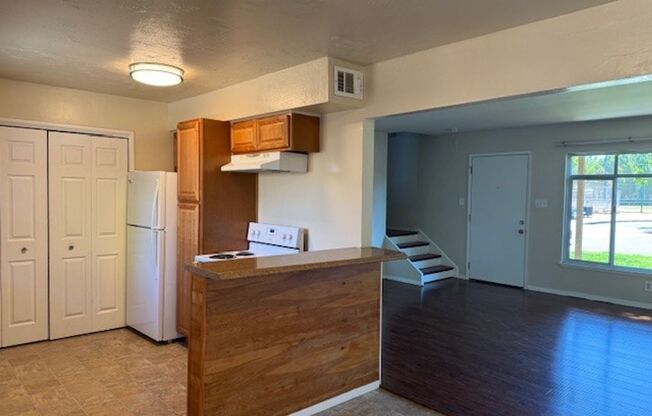 Located in Marina Gardens, great location!! Pet Friendly!!!!