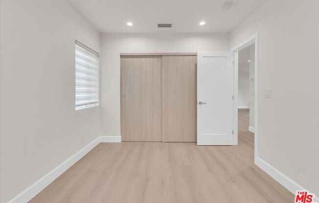 6915 ENCINO AVE