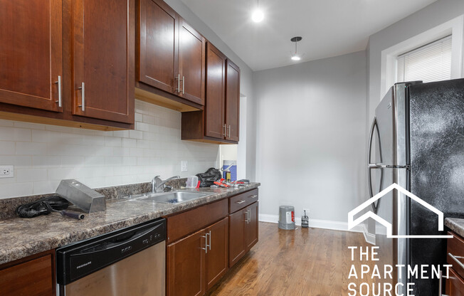 906 W Montrose Ave