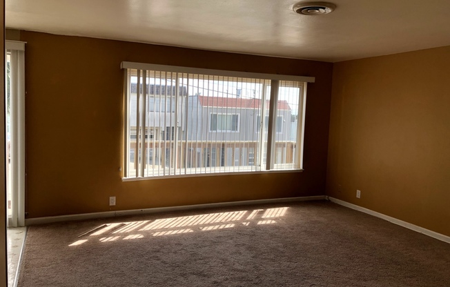 Bright 2-Bedroom with Balcony & Parking