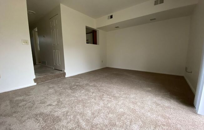 Lovely Hemlock Square 2BR Townhouse with Great Natural Light and Central Air!! Call Today!