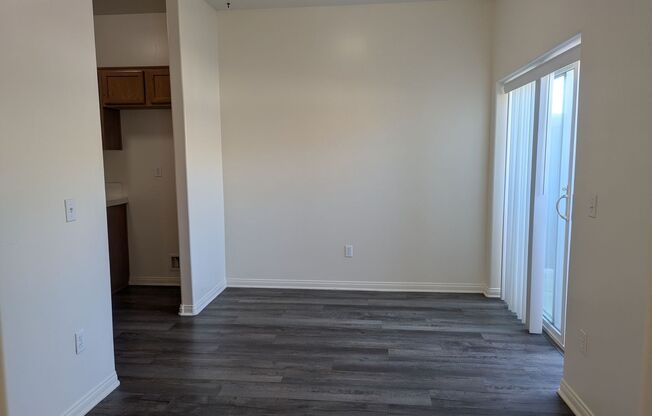 2 beds, 2 baths, $1,400, Unit B