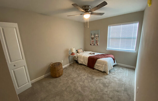 Bedroom With Ceiling Fan at Auburn Glen Apartments, Jacksonville, Florida