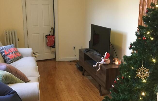 2 beds, 1 bath, $3,500, Unit 10