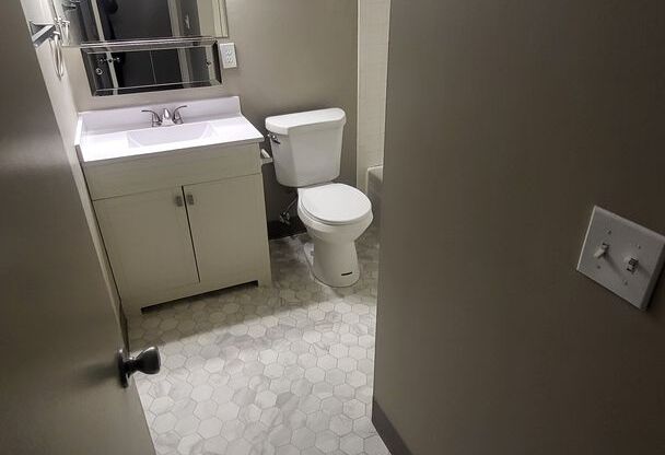 1 bed, 1 bath, 850 sqft, $1,050, Unit 6-610