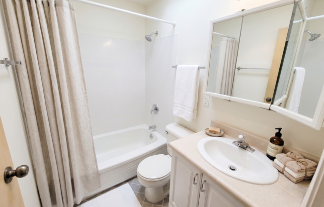 2 beds, 1 bath, 820 sqft, $2,995, Unit R-404