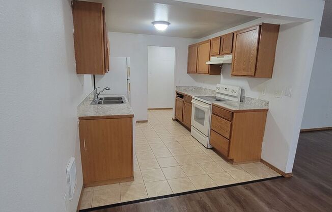 2 beds, 1 bath, 912 sqft, $1,475, Unit B