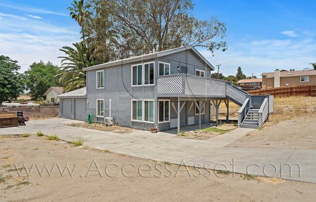 Charming Downstairs 2 Bed/1 Bath Unit With Front Lake View!