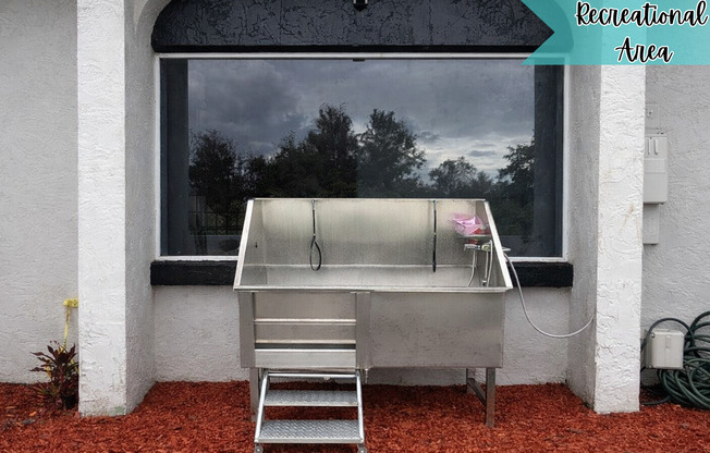 2 beds, 1 bath, 884 sqft, $1,420, Unit J113