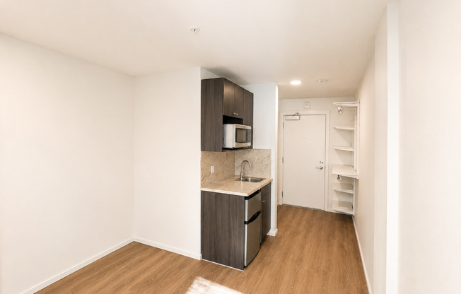 Studio, 1 bath, 190 sqft, $1,095, Unit 415