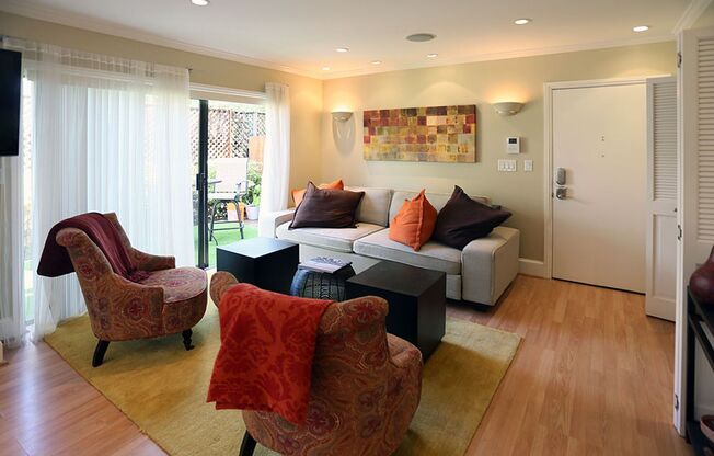 OPEN HOUSE: Sunday (10/18) 3:30pm-4pm. Elegant Garden 1BR/1BA, H/W Floors, Deck, Great Location! (2250 North Point Street #7)