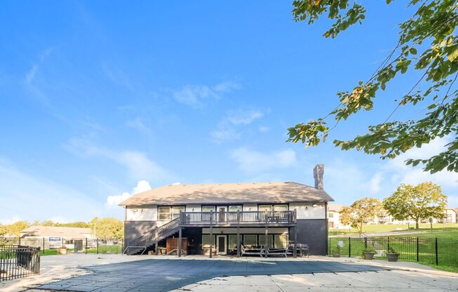 2 beds, 1 bath, 865 sqft, $1,050