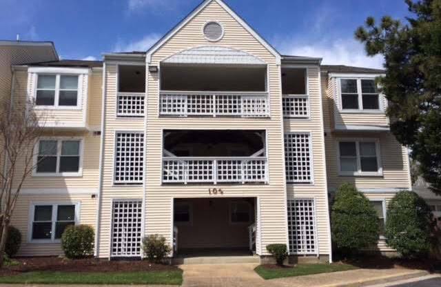 ** Double MASTER SUITE Condo- Water- INCLUDED!!! **GRANITE **fireplace Minutes to Langley AFB