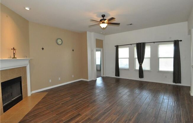 Beautiful home walking distance to Hutto High School