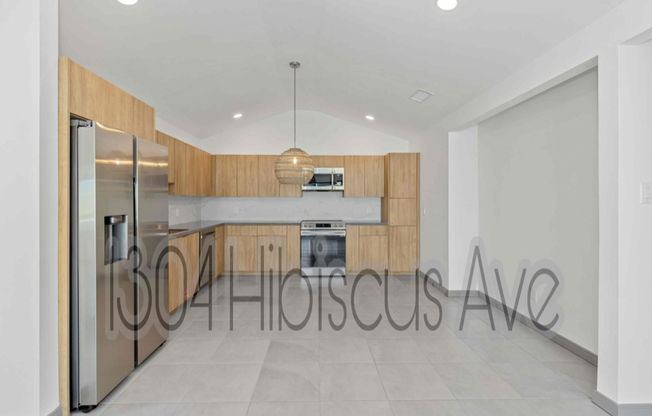 1304 E HIBISCUS AVE