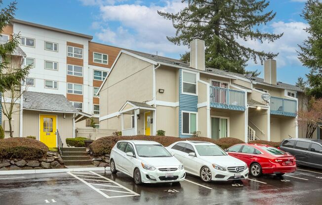 Spacious Ground Floor 1x1 Perfectly Located in Tukwila!  Parking Included!!!