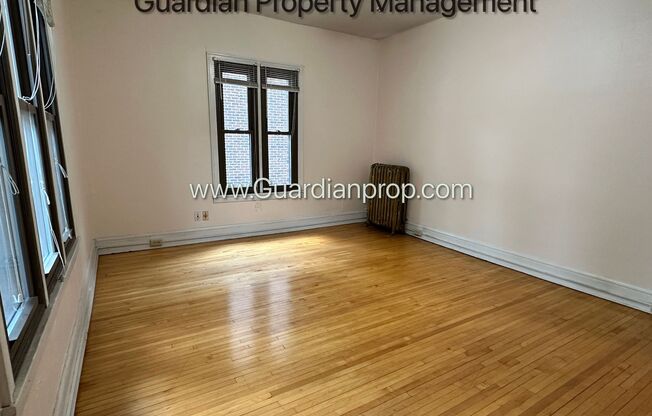 Front Facing 2nd floor Lakes Uptown Apartment, Blocks from Both Lakes, Hardwood Floors, One Month Free