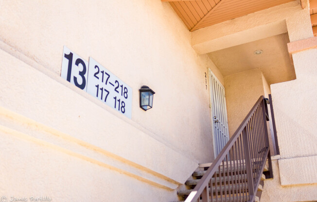 Summerlin area upper condo/vaulted ceilings/light and bright