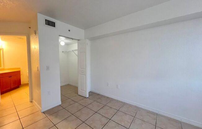3 beds, 2 baths, 1,079 sqft, $2,600, Unit 13800-206