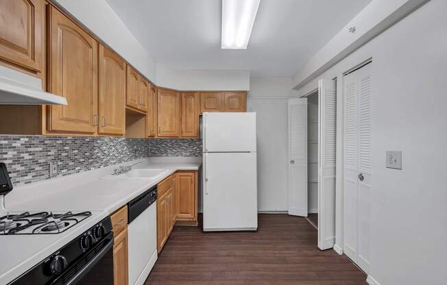 Fully Equipped Kitchen With Modern Appliances at Columbia Pointe, Columbia, 21045