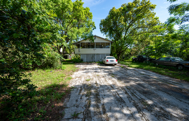 1094 N LAKEWOOD AVE W