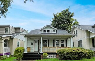 Quaint 2-Bedroom Cottage Bungalow in Edgewood!