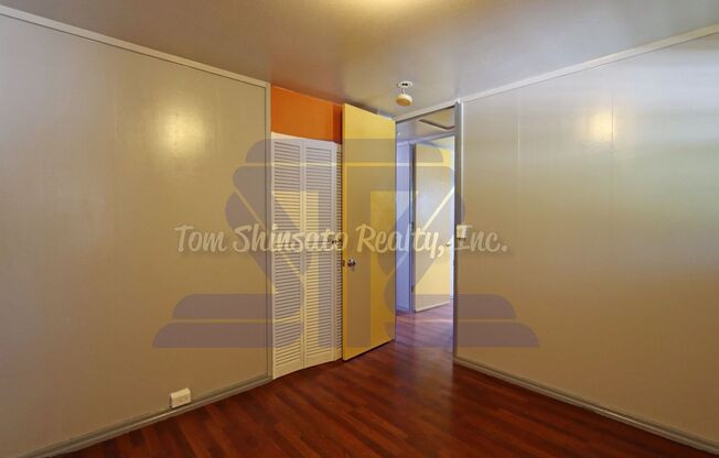Upstairs duplex unit in Waipio! Convenient location!