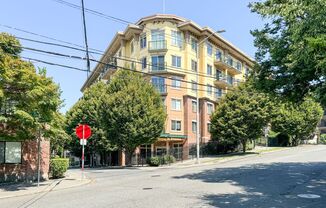 2 beds, 2 baths, $3,100, Unit Unit 601