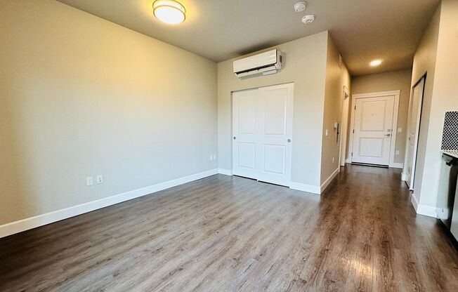 Studio, 1 bath, 327 sqft, $1,570, Unit 4th #215