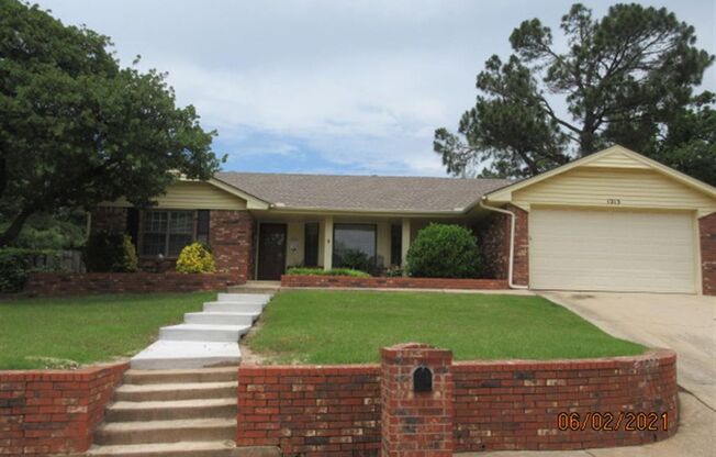 Perfect 3 Bedroom 2.5 Bath Home in Edmond!  $2250 Per Month!