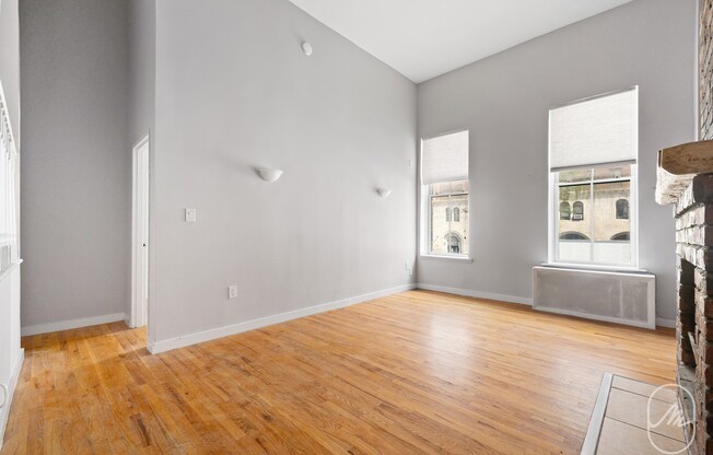 466 W 23 ST