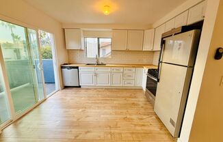 2 beds, 2 baths, $2,795, Unit 149 E Ave 42  Unit C