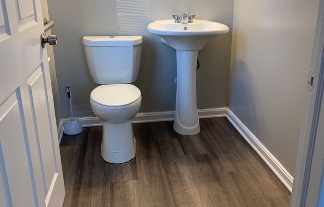 3 beds, 1 bath, 1,500 sqft, $1,305, Unit 1601-00