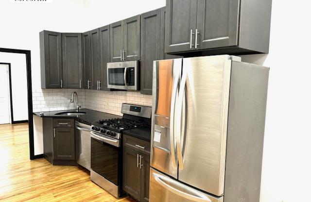 2 beds, 1 bath, $4,000, Unit 1R