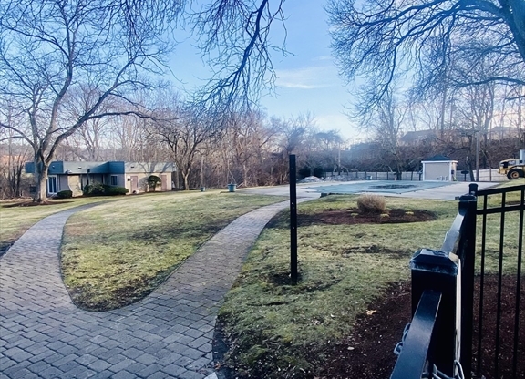 2 beds, 1 bath, 850 sqft, $2,675, Unit T-37