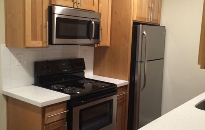 University Park 2bd Private Spacious 2bd-Hardwoods-Stainless Appliances-DW-Tilebath-WD-Storage/Bike storage-Parking-New Season-Pets