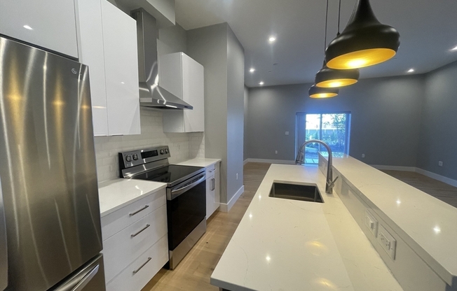 2 beds, 2 baths, 918 sqft, $3,595, Unit 220