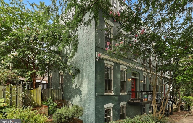 1810 INGLESIDE TER NW