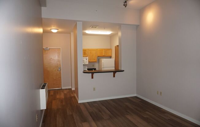 Updated Beautiful 2 Bedroom Condo Overlooking Esther Short Park - 701 Columbia St #107