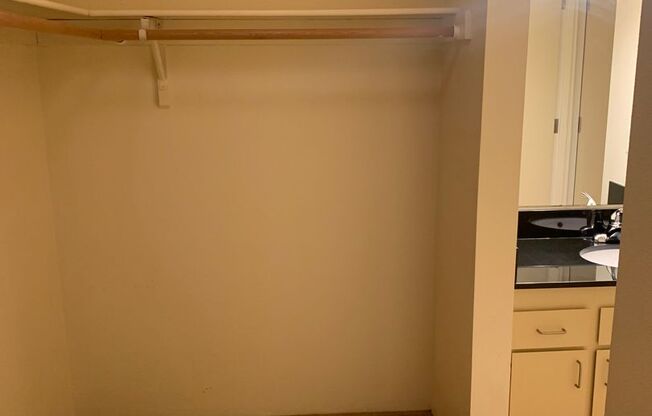 2 beds, 1.5 baths, 940 sqft, $1,705, Unit 0142