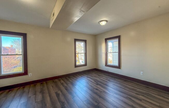 3 beds, 1 bath, $1,950, Unit 2L