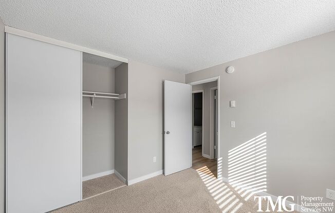 3 beds, 1 bath, 943 sqft, $1,550, Unit 37