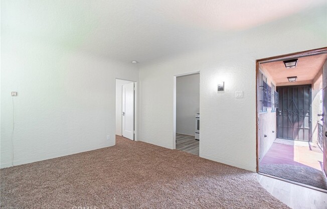 713 W 14 ST