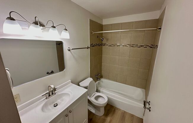 2 beds, 1 bath, $1,295, Unit 114
