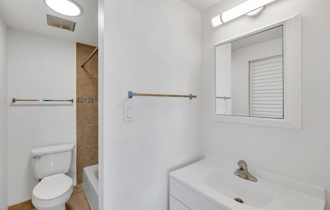 Studio, 1 bath, 450 sqft, $1,299, Unit 32