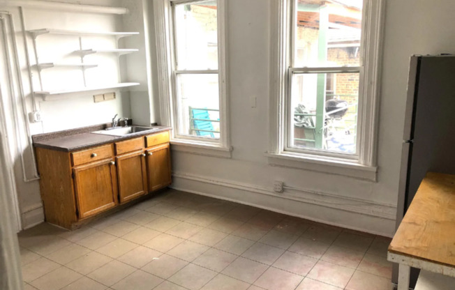1325 W 18 ST