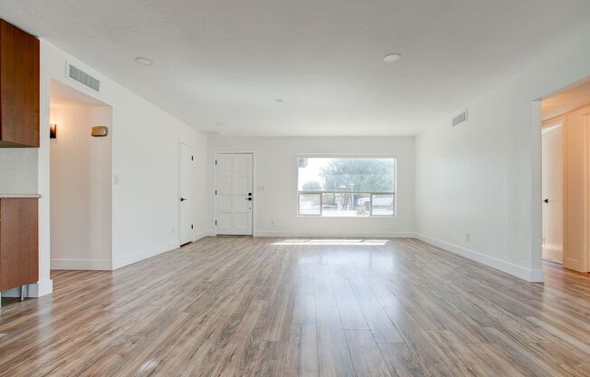Stunning Remodel Located Close to ASU!!!  This property is light and bright and remodeled a couple years ago!!!  Low maintenance landscaping available June 1st!!!